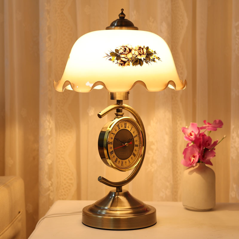 Desk Lamp - 中世風のレトロでノスタルジックなヨーロピアンスタイル、中華民国風の時計付きデスクランプ。書斎やリビング、ベッドサイドに最適。